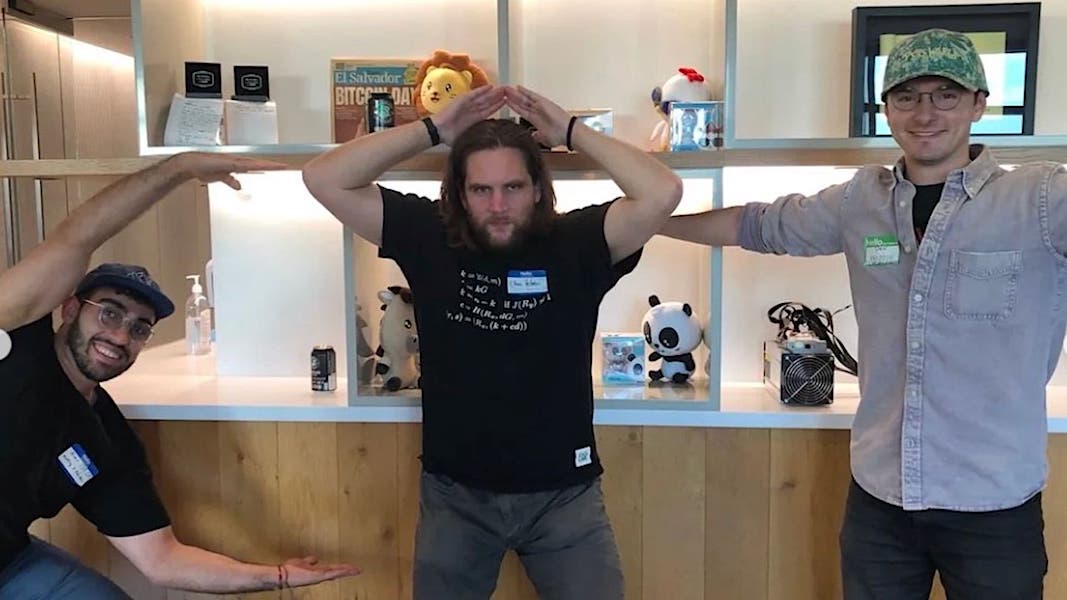 Армин Сабури (слева), один из соавторов предложения OP_CAT, с Дэном Гулдом, разработчиком Bitcoin, и соавтором Итаном Хейлманом в октябре на Дне исследований Bitcoin в Chaincode Labs в Нью-Йорке. (Неха Нарула) Армин Сабури (слева), один из соавторов предложения OP_CAT, с Дэном Гулдом, разработчиком Bitcoin, и соавтором Итаном Хейлманом в октябре на Дне исследований Bitcoin в Chaincode Labs в Нью-Йорке. (Неха Нарула)