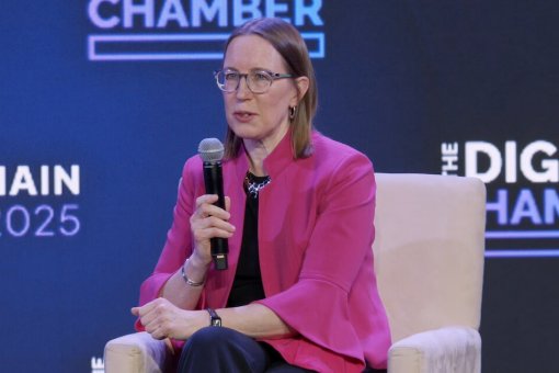 Комиссар SEC Хестер Пирс выступает на саммите по блокчейну в Вашингтоне 26 марта. Источник: Rumble.