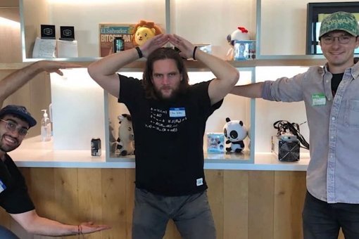 Армин Сабури (слева), один из соавторов предложения OP_CAT, с Дэном Гулдом, разработчиком Bitcoin, и соавтором Итаном Хейлманом в октябре на Дне исследований Bitcoin в Chaincode Labs в Нью-Йорке. (Неха Нарула) Армин Сабури (слева), один из соавторов предложения OP_CAT, с Дэном Гулдом, разработчиком Bitcoin, и соавтором Итаном Хейлманом в октябре на Дне исследований Bitcoin в Chaincode Labs в Нью-Йорке. (Неха Нарула)