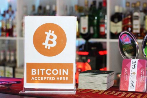 Российские юристы обсуждают законность продажи спиртного за биткоины