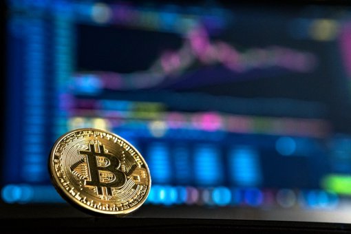 Цена биткоина упала к отметке  $7000