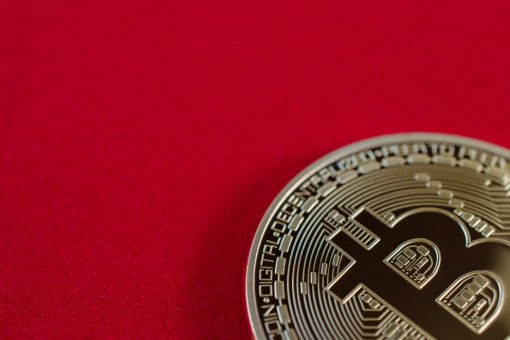 Ночью биткоин снова упал ниже 9,000 долларов: вот, что об этом говорят трейдеры 