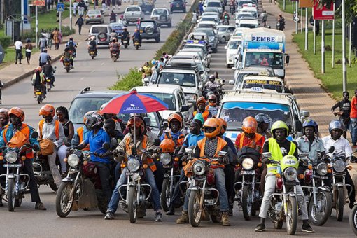 Мотоциклетные такси, известные как бода-бода, являются основным видом транспорта в Уганде.