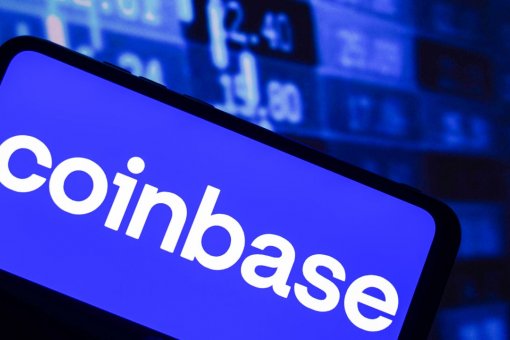Криптобиржа Coinbase временно приостанавливает платежи и снятие средств с банковских счетов США
