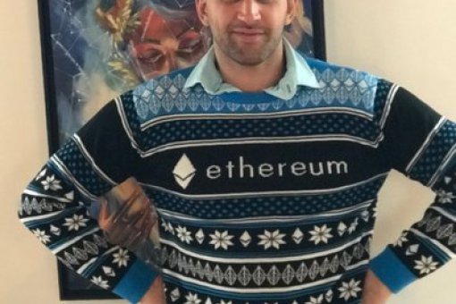 Компания Hodlmoon, производящая «уродливые рождественские свитера» (Ugly ChristmasSweaters) ведет продажи круглогодично, заявляя о своем собственном бренде «Уродливые криптовалютные свитера». В компании сообщают, что их бизнес процветает.