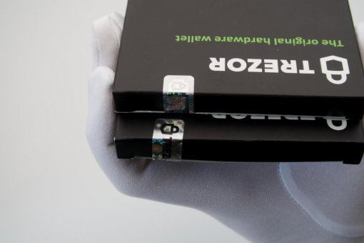 Cверху – настоящий Trezor One. Снизу – поддельный.