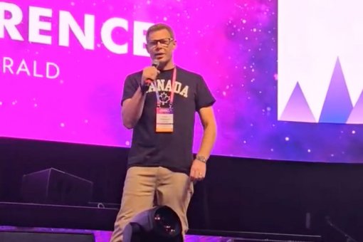 Мэтесон на сцене на конференции Blockchain Futurist