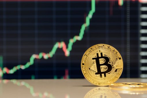 Биткоин растет вместе с акциями после падения ниже 9,000 долларов 