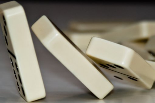 Из-за чего цена биткоина внезапно упала ниже 9,000?