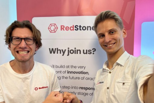 Глава администрации RedStone Томаш Платек (слева) рядом с соучредителем и главным операционным директором Марцином Казмерчаком.