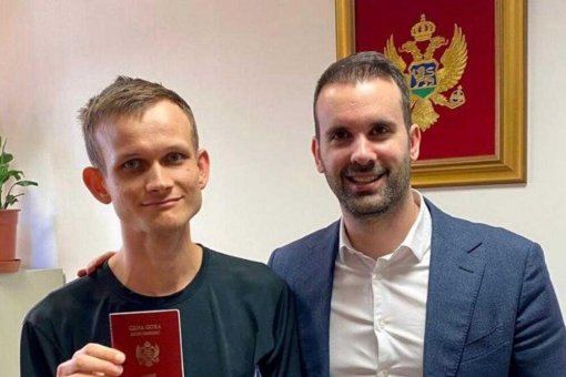 Виталик Бутерин получает гражданство Черногории от министра финансов и социального обеспечения Милойко Спайича. Источник: Твиттер