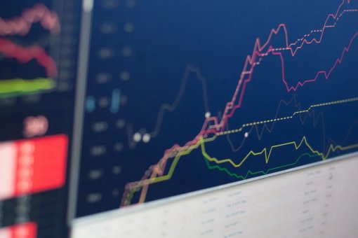 Крупнейшие криптовалюты и акции снова торгуются в тандеме