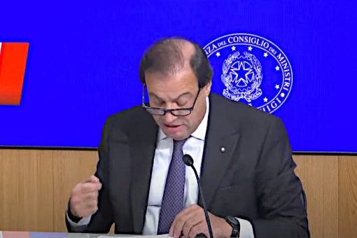 Заместитель министра экономики Маурицио Лео на пресс-конференции 16 октября. Источник: YouTube