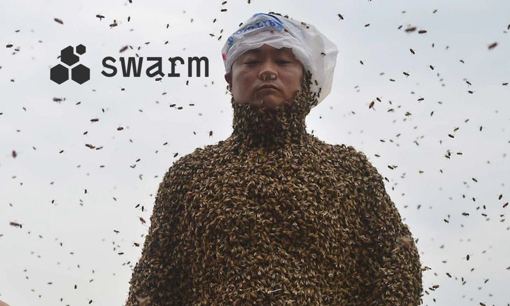 Убегаем пчел. Человек пчела. Человек весь в пчелах. Лицо пчелы. Огромный Рой пчел.