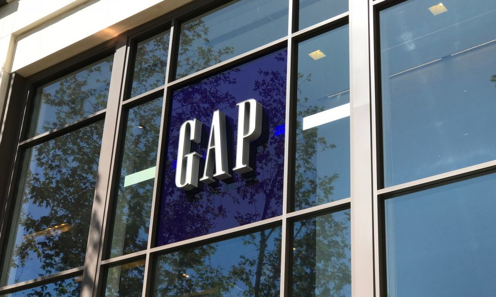 First gap. Вывеска gap.